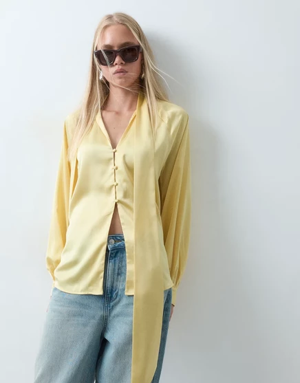 ДИЗАЙНЕРСКИЙ атласный галстук ASOS с манжетами на шее и блузкой на пуговицах цвета сливочного масла buttermilk