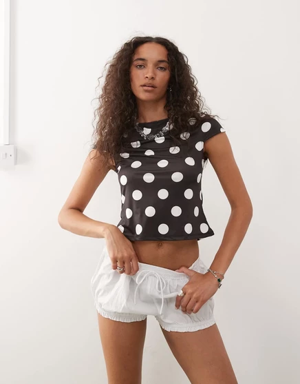 Топ с коротким рукавом и вырезом лодочкой в крупный черно-белый горошек black polka dot