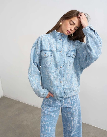 Джинсовая куртка с эластичным подолом и воронкообразным вырезом Topshop denim ultra-distressed bleach bleach