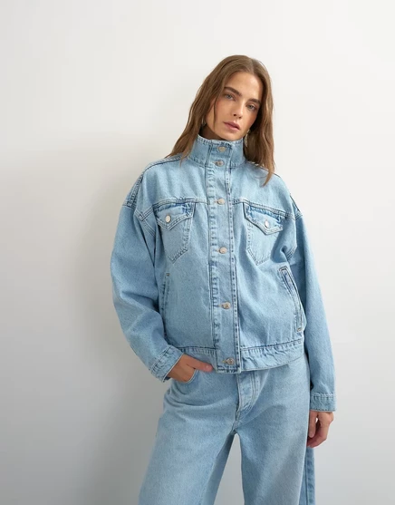 Куртка Topshop с воронкообразным вырезом и эластичным подолом из отбеленного денима bleach