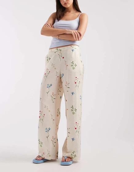 Женские широкие брюки Vero Moda, кремовые с цветочным принтом