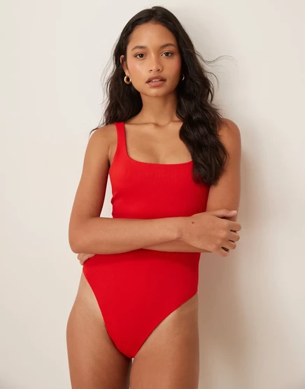 Женский корректирующий слитный купальник Calvin Klein в рубчик, ягодный