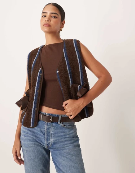Флисовый жилет borg от ASOS DESIGN с карманом-бантом в голубую и шоколадную полоску chocolate