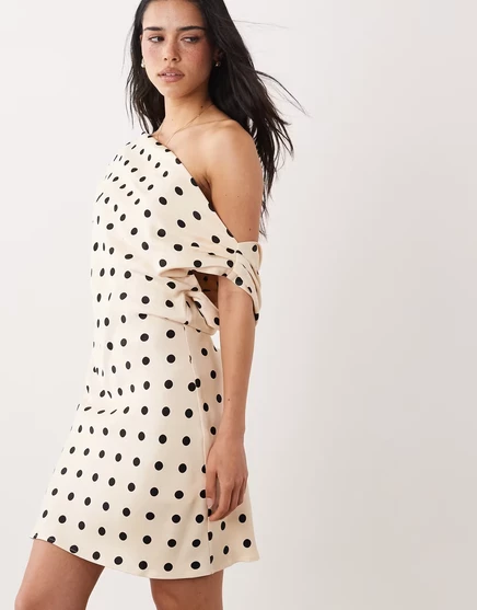 Женское мини-платье ASOS Design сатиновое на одно плечо, кремовое в горох