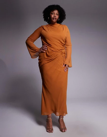 Шифоновое макси-платье ASOS DESIGN Curve с 3D-вышивкой в виде цветка на бедрах оранжево-коричневого цвета