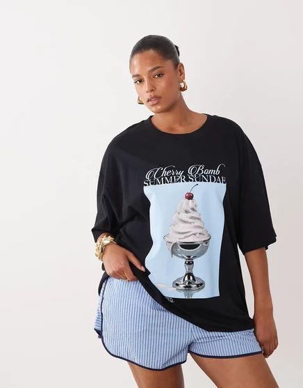 Женская футболка ASOS Curve оверсайз с принтом, черная
