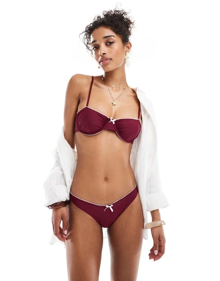 Брюки Miss Selfridge с V-образным вырезом спереди и бордовой отделкой в виде пико burgundy