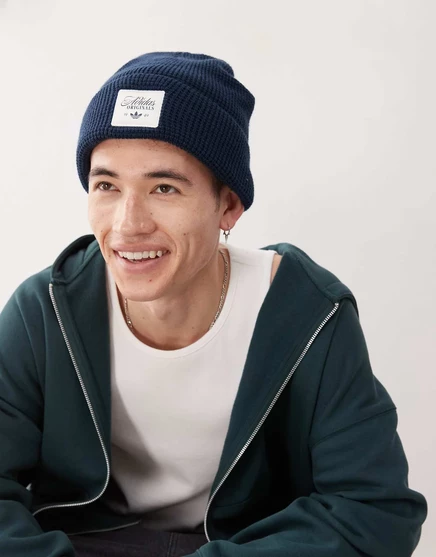 Унисекс шапка adidas Originals вафельной вязки, темно-синяя