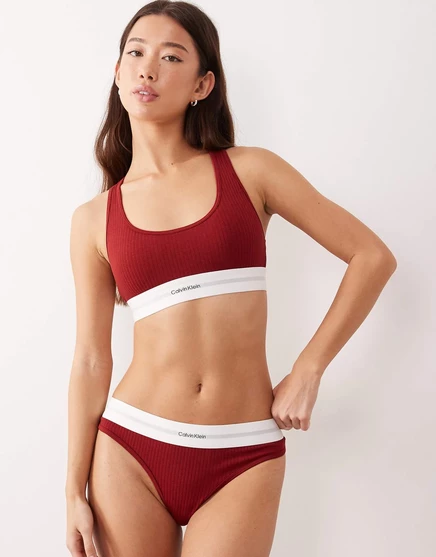 Хлопковые модальные стринги в рубчик от Calvin Klein бордового цвета burgundy