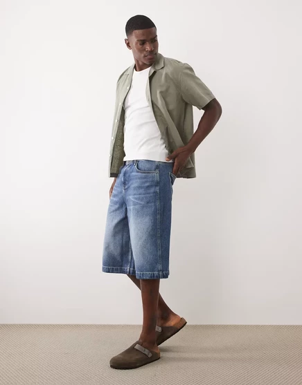 Джинсовые шорты ASOS DESIGN удлиненной длины синего цвета средней степени стирки mid wash blue