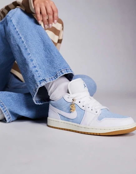 Низкие кроссовки Nike Air Jordan 1 светло-голубого и белого цветов light blue