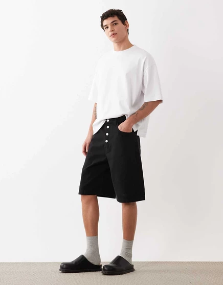 Удлиненные шорты ASOS DESIGN из черной саржи с открытыми пуговицами черного цвета