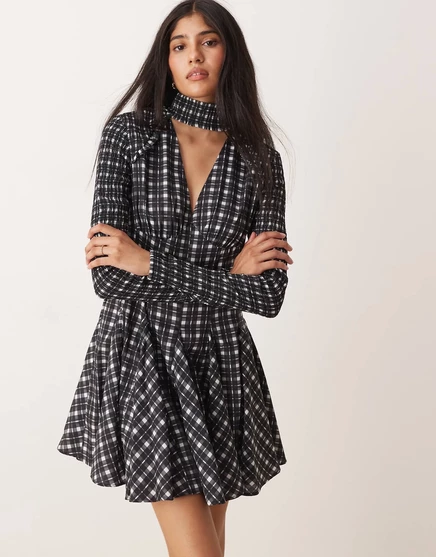 ДИЗАЙНЕРСКОЕ мини-платье ASOS с высоким воротом в черно-белую клетку mono check