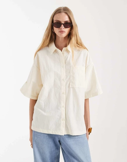 Дизайнерская рубашка ASOS с открытой спиной из технологичной ткани кремового цвета - часть комплекта