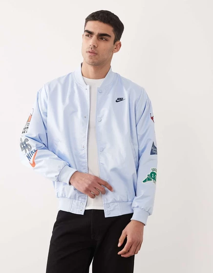 Клуб Nike переиздал школьную куртку светло-голубого цвета