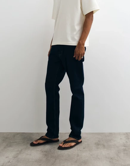 Зауженные джинсы Mango цвета индиго indigo