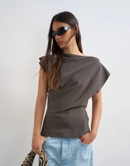 Асимметричный топ Topshop с открытыми плечами цвета древесного угля - часть коллекции charcoal