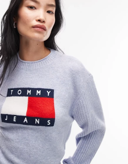 Свитер с флагом Tommy Jeans светло-голубого цвета 