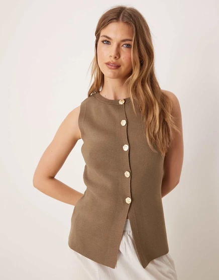 Дизайнерский вязаный жилет ASOS с круглым вырезом и золотыми пуговицами цвета мокко mocha
