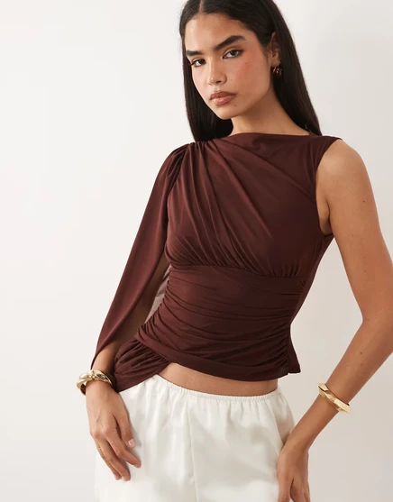 Асимметричный топ-накидка с рюшами на рукавах от ASOS DESIGN коричневого цвета