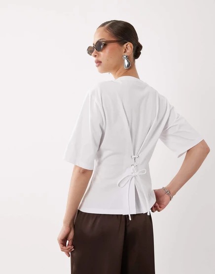 Женская футболка ASOS Design со шнуровкой на спине, белая