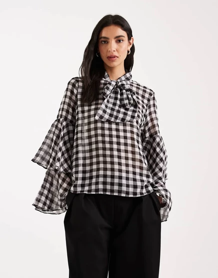 Клетчатая блузка Vero Moda с завязывающимся воротом и многоярусными манжетами в черно-белом цвете black cloud dancer