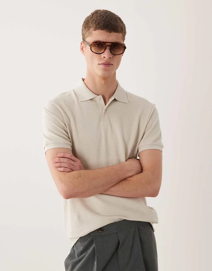 Поло ASOS DESIGN regular fit с частичной застежкой-молнией бежевого цвета с текстурой для дождливого дня