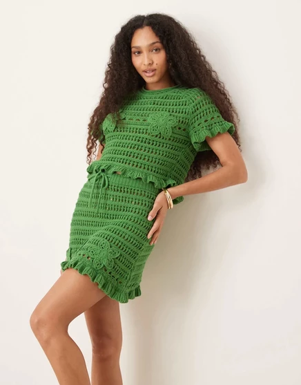 Дизайнерская футболка ASOS с открытой строчкой и вязаными аппликациями зеленого цвета хаки - часть комплекта khaki