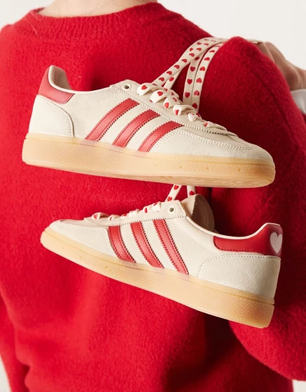 специальные кроссовки adidas Originals для гандбола в белом и красном цветах