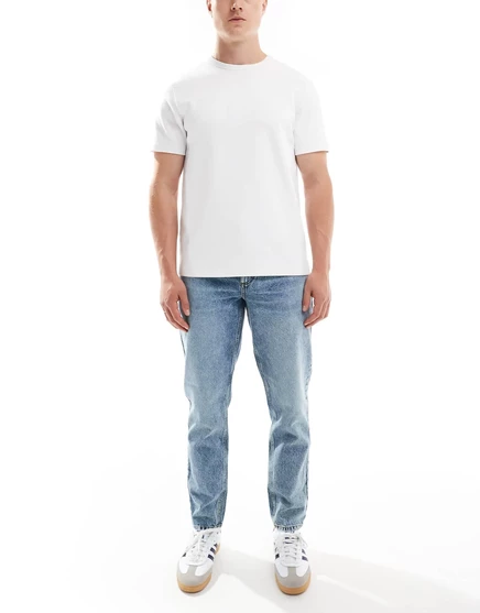 Классические синие жесткие джинсы средней степени стирки ASOS DESIGN mid wash blue