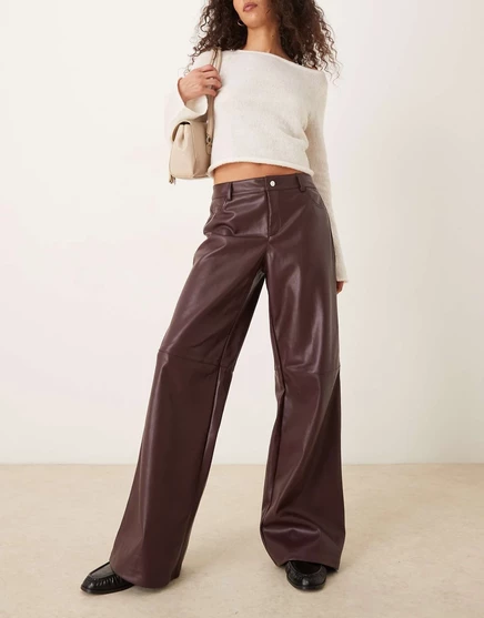 Брюки прямого кроя из искусственной кожи Gina Tricot бордового цвета burgundy