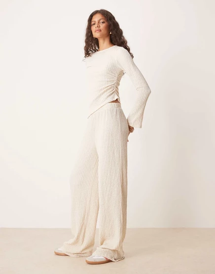 Широкие брюки кремового цвета с фактурой ASOS DESIGN - часть комплекта cream