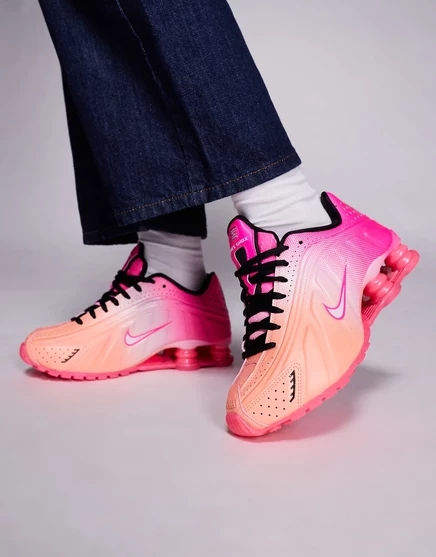 Кроссовки Nike Shox R4 ярко-розового цвета bright pink
