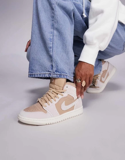 Кроссовки Nike Air Jordan 1 Mid SE бежевого цвета beige