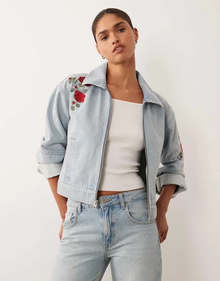 Джинсовая куртка Abercrombie &Fitch светло-голубого цвета с цветочной вышивкой 
