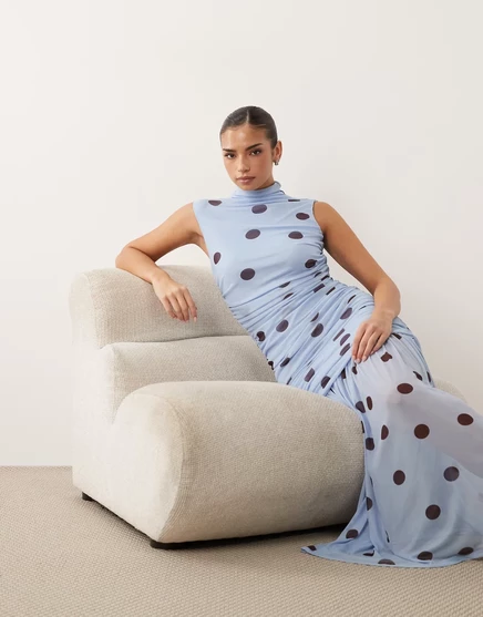 ДИЗАЙНЕРСКОЕ платье ASOS с принтом в горошек и рюшами на заниженной талии и округлым вырезом горловины синего цвета