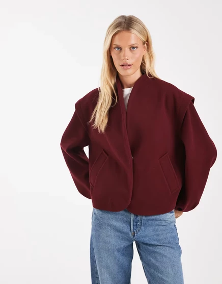 Строгий жакет с воланами на плечах от ASOS в стиле 80-х годов темно-красного цвета