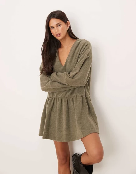 Мини-платье ASOS DESIGN supersoft с v-образным вырезом спереди и заниженной талией зеленого цвета хаки khaki