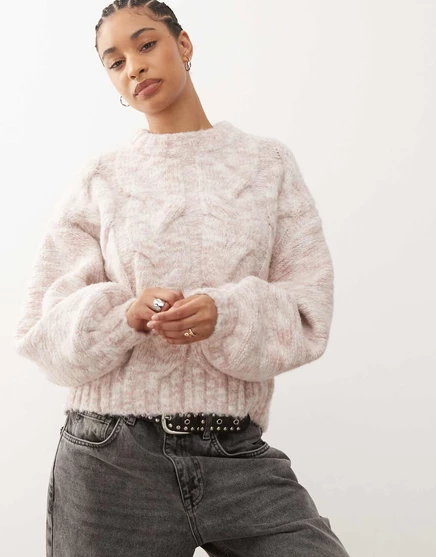 Свитер кабельной вязки Monki пыльно-розового цвета dusty pink