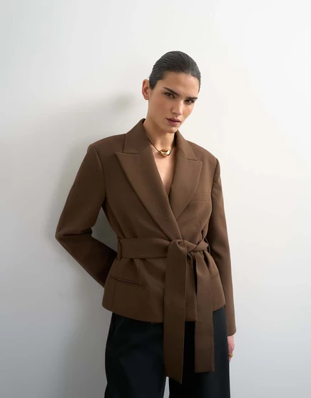 Укороченный облегающий блейзер с поясом от Topshop шоколадного цвета