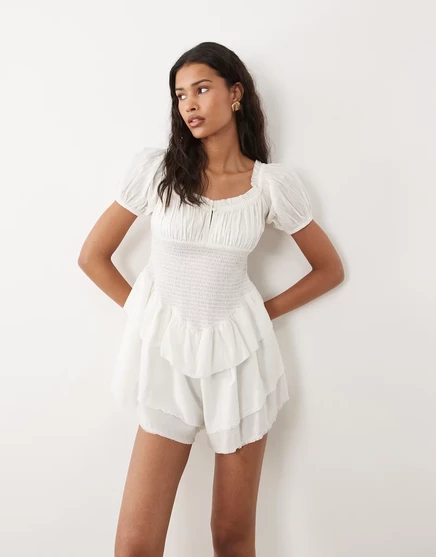 ДИЗАЙНЕРСКИЙ комбинезон ASOS с гофрировкой и шортиками с оборками кремового цвета