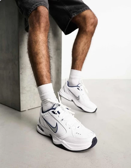 Белые кроссовки Nike Air Monarch IV white