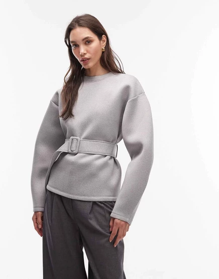 МОДЕЛЬ ASOS DESIGN выполнена из ткани оверсайз в стиле бондед с поясом-подпругой из серого вереска gray heather