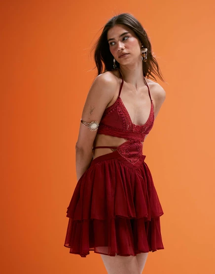 Мини-платье ASOS DESIGN, сшитое крючком из искусственной замши, с вырезом на груди и многоярусной юбкой темно-розового цвета deep pink