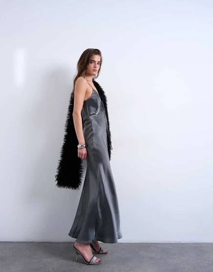 Серебристое макси-платье-комбинация liquid metallic с завязкой на шее от Topshop серебристого цвета silver