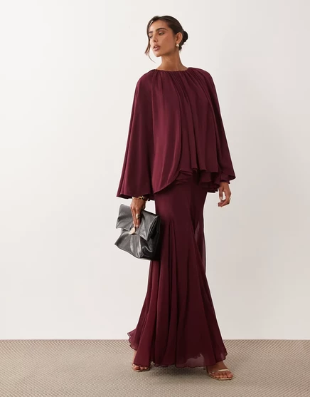 Женское макси-платье ASOS Design с объемной накидкой и клиньями, ягодное