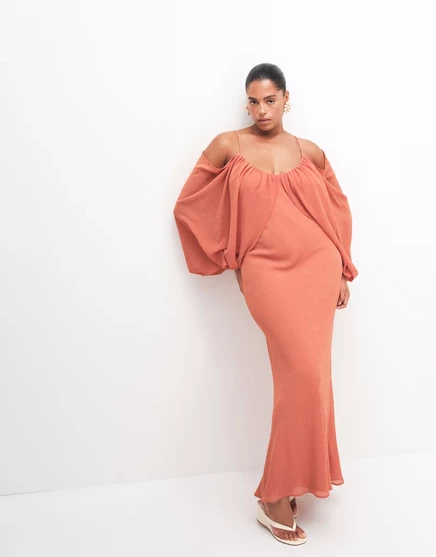 Платье макси с драпировкой ASOS DESIGN Curve с драпированным рукавом-блузоном и завязкой-кисточкой цвета ржавчины