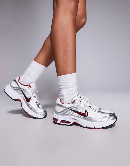 Nike Air Max Moto 2K в белом, серебристом и красном цветах