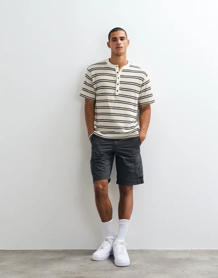 Непринужденная футболка henley от ASOS DESIGN из текстурированной ткани в коричневую полоску brown stripe