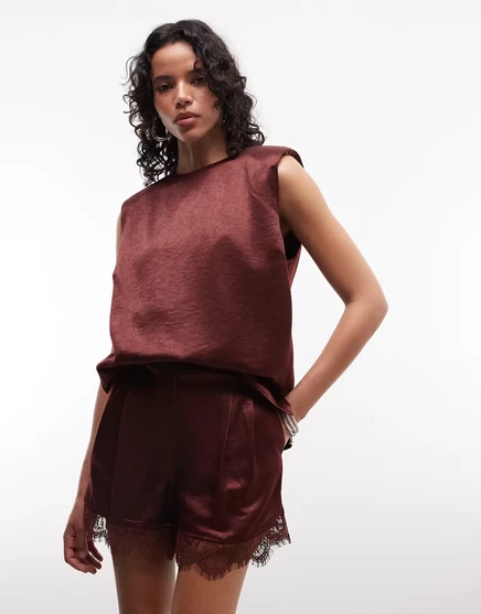 Атласные шорты ASOS DESIGN с кружевной отделкой коричневого цвета с ромовым изюмом